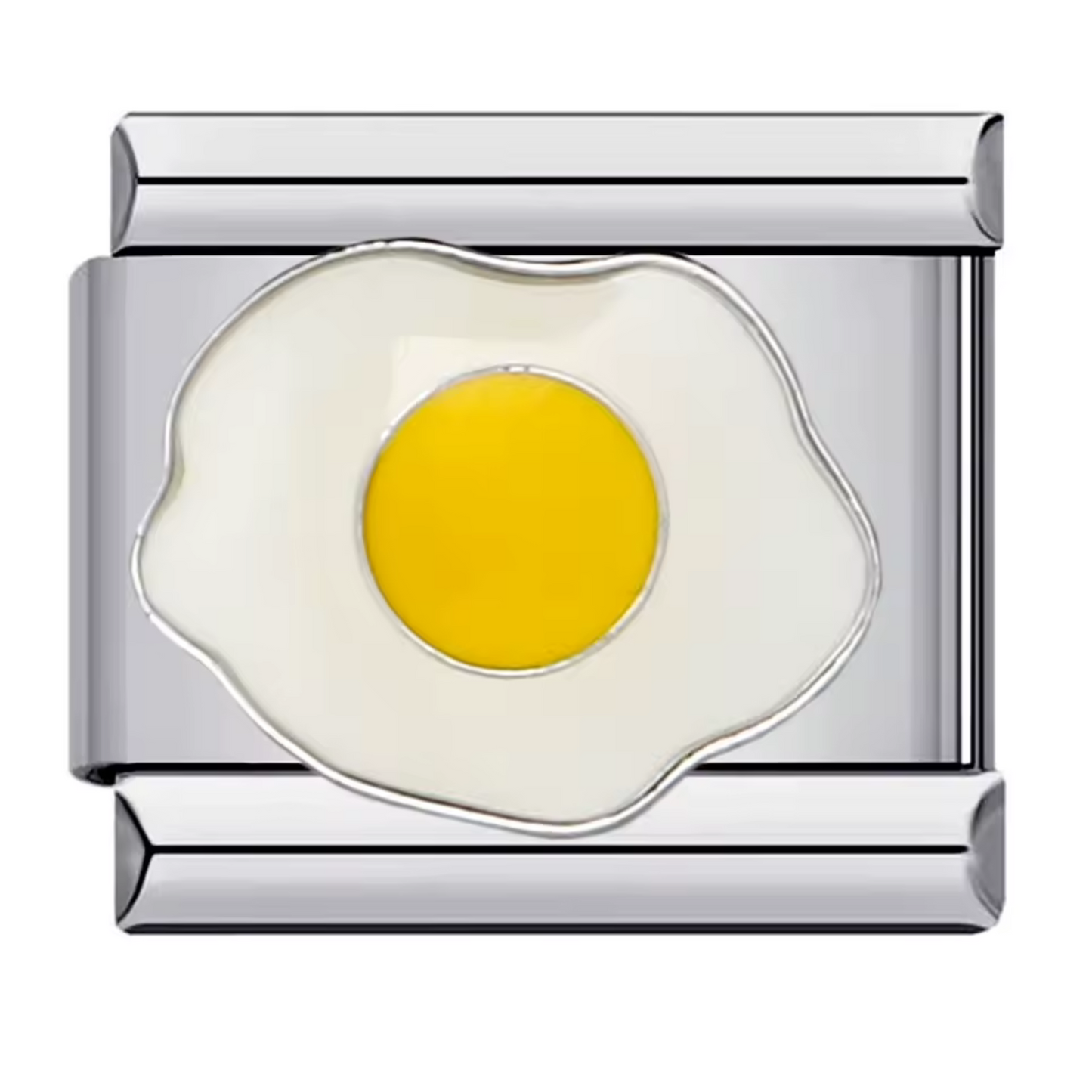 Ce charm italien gourmand représente un œuf au plat délicatement détaillé, symbole de simplicité et de convivialité matinale. Confectionné en acier inoxydable argenté de haute qualité, il séduit par ses finitions soignées et son éclat durable. Facile à fixer, il s’adapte parfaitement à nos bracelets composés de 17 maillons extensibles et réglables, adaptés à tous les poignets. Compatible avec tous nos charms italiens, ce bijou chaleureux apporte une touche ludique et authentique à votre collection.