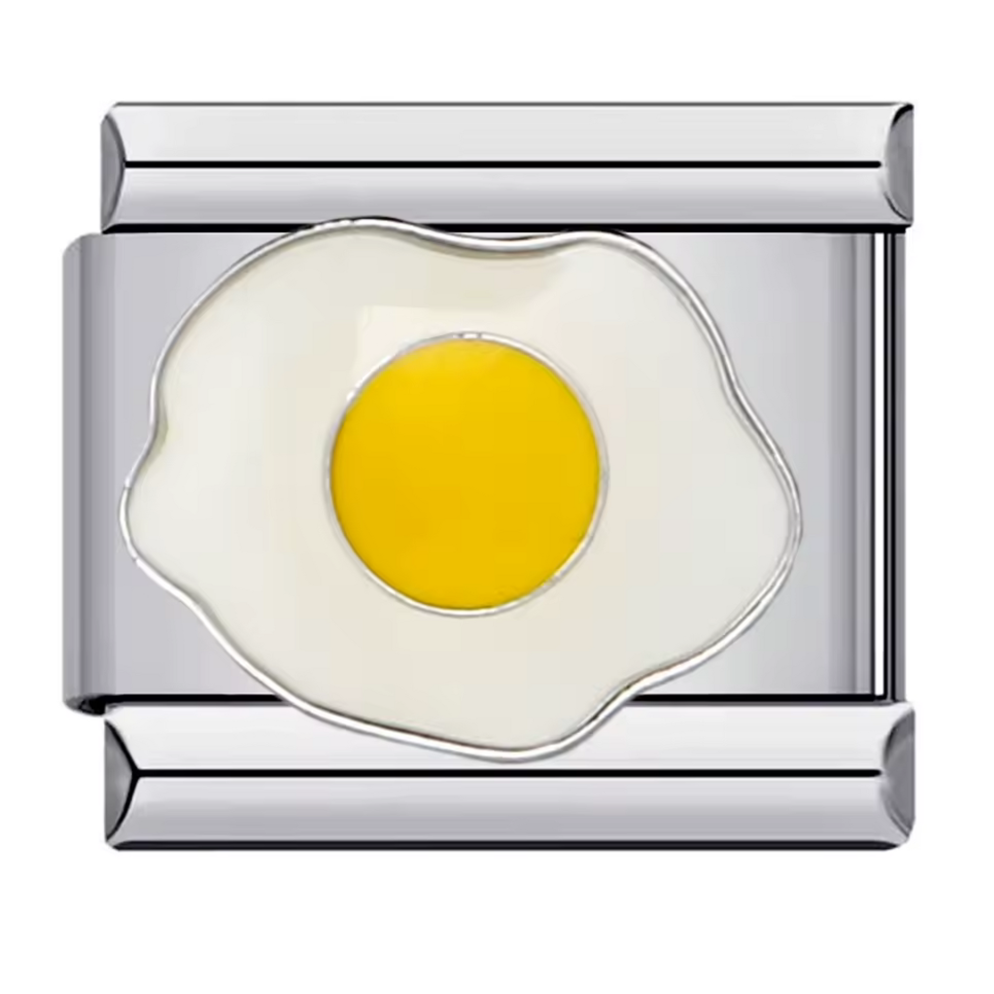 Ce charm italien gourmand représente un œuf au plat délicatement détaillé, symbole de simplicité et de convivialité matinale. Confectionné en acier inoxydable argenté de haute qualité, il séduit par ses finitions soignées et son éclat durable. Facile à fixer, il s’adapte parfaitement à nos bracelets composés de 17 maillons extensibles et réglables, adaptés à tous les poignets. Compatible avec tous nos charms italiens, ce bijou chaleureux apporte une touche ludique et authentique à votre collection.