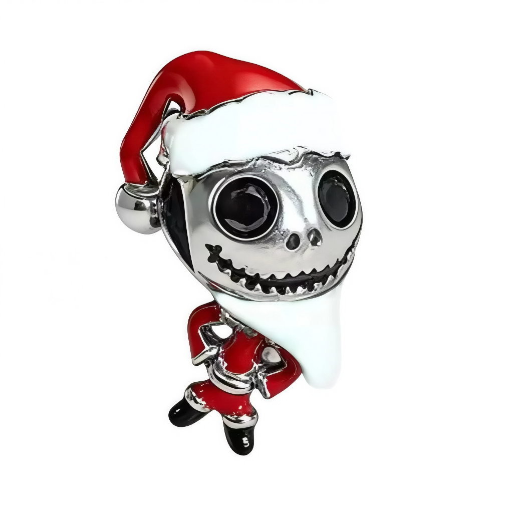 Ce charm pendentif en argent 925 (S925) montre Jack Skellington transformé Père Noël malicieux, crâne souriant sous bonnet rouge, costume festif. Il symbolise Noël cauchemardesque, joie ténébreuse et esprit fêtes twisted.

Caractéristiques :

Matière : Argent 925 (S925) squelettique noir avec émail rouge, yeux lumineux expressifs.
Design : Pose traîneau dynamique, bonhomme neige déformé, détails Halloween-Noël fusion.
Compatibilité : Compatible avec les bracelets à charms standards (type Pandora, etc.) et c