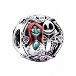 Ce charm pendentif rond en argent 925 (S925) réunit Jack Skellington et Sally enlacés romantiques, crâne souriant et poupée patchwork, cœurs chauve-souris flottants. Il symbolise amour transi Halloween, fidélité éternelle et tendresse surnaturelle.

Caractéristiques :

Matière : Argent 925 (S925) squelette noir/bleu avec émail patchwork multicolore, strass yeux.
Design : Profils câlin, formes rondes harmonieuses, détails sutures/zips iconiques.
Compatibilité : Compatible avec les bracelets à charms standard