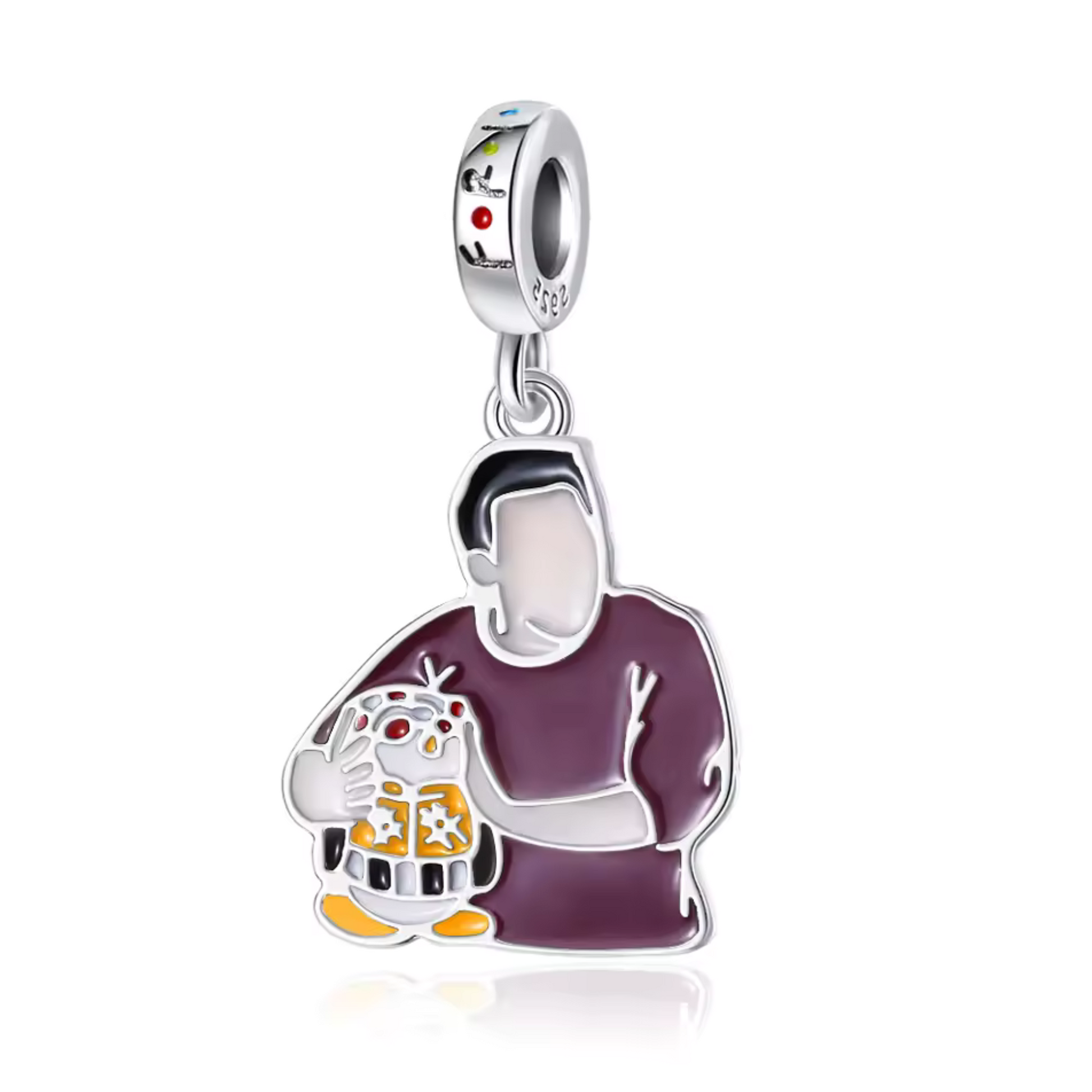 Revivez la douceur comique de Joey Tribbiani dans Friends avec ce charm inspiré de sa scène où il couvre les oreilles de sa peluche Hugsy. Ce bijou capture l’attachement de Joey pour son pingouin adoré, parfait pour les fans de la série qui veulent ajouter une touche de cœur et de rire à leur collection.