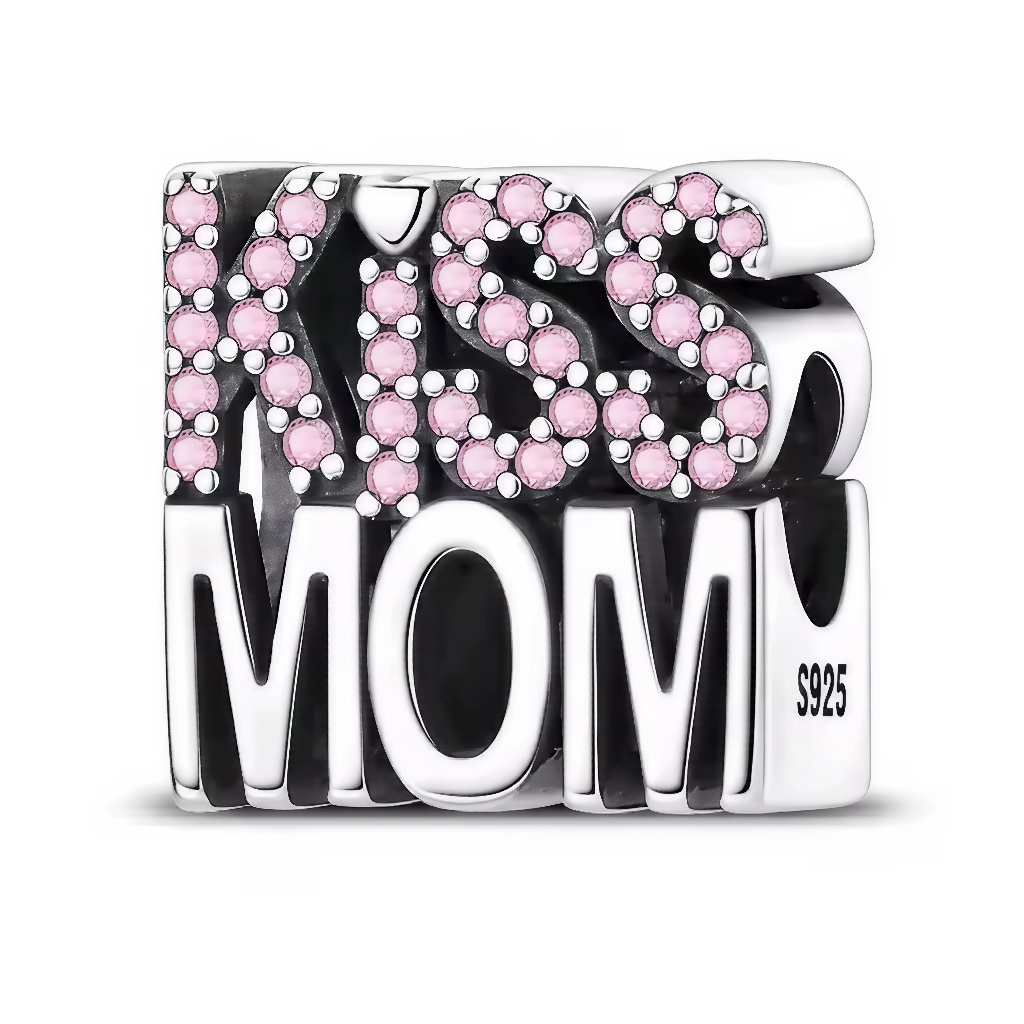 Ce charm en argent 925 affiche en grands caractères le message tendre « KISS MOM », comme une déclaration d’amour permanente à la plus importante des personnes. Les lettres supérieures ornées de pierres roses apportent une touche douce et féminine, idéale pour un cadeau de fête des mères ou de tous les jours.

Caractéristiques :

-Matière : Argent 925/1000 massif, finition brillante, serti de cristaux synthétiques roses sur le mot « KISS » pour un éclat délicat.
-Design : Charm bloc rectangulaire à effet ty