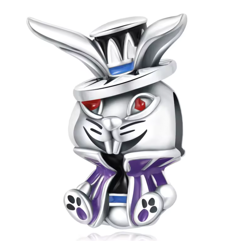 Ce charm en argent 925 représente le Lapin d'Alice au Pays des Merveilles, silhouette empressée en gilet brodé, grandes oreilles dressées alertes. Il symbolise urgence trépidante, obsession temporelle et entrée vertigineuse dans le terrier des merveilles.

Caractéristiques :

Matière : Argent 925.
Design : Lapin dynamique.
Dimensions : 1,8 cm hauteur, pendante animée légère.