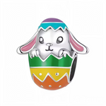 Ce charm pendentif montre un lapin blanc adorable émergeant d’un œuf arc-en-ciel en émail (vert, jaune, orange, violet), avec un bonnet rayé bleu-violet et des oreilles roses pendantes pour un look printanier irrésistible. Les grands yeux expressifs et les pattes potelées du lapin ajoutent une tendresse kawaii, tandis que les bords crantés de l’œuf évoquent l’éclosion miraculeuse. L’anneau supérieur rond permet une suspension joyeuse au poignet.