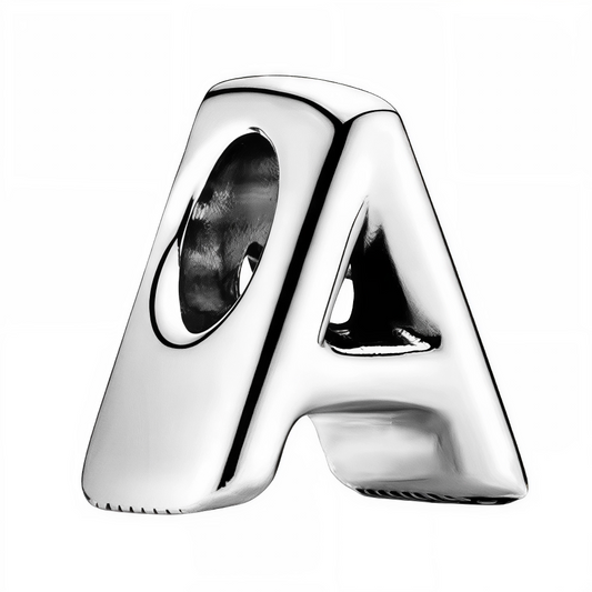 Personnalisez votre bracelet avec élégance grâce à ce charm en forme de lettre "A", réalisé en argent 925. Un bijou simple et raffiné, idéal pour exprimer votre personnalité ou offrir une attention symbolique à un être cher.