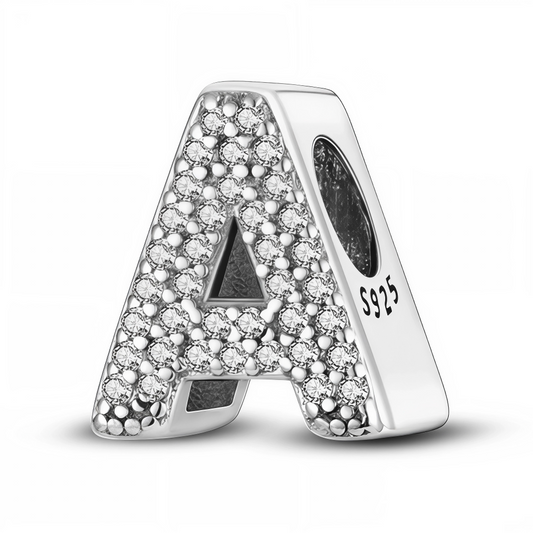 Affichez fièrement votre initiale avec ce charm en forme de lettre "A", conçu en argent 925 et sublimé par des strass étincelants. Son design raffiné et lumineux en fait un choix parfait pour personnaliser votre bracelet avec élégance et modernité. Idéal pour composer un prénom, un mot significatif ou simplement célébrer votre identité.