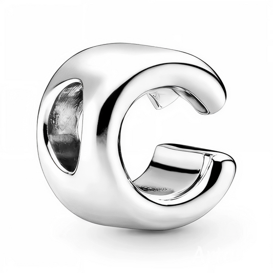 Personnalisez votre bracelet avec élégance grâce à ce charm en forme de lettre "C", réalisé en argent 925. Un bijou simple et raffiné, idéal pour exprimer votre personnalité ou offrir une attention symbolique à un être cher.