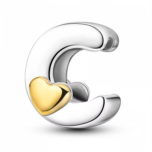 Exprimez vos émotions avec élégance grâce à ce charm en forme de lettre "C", délicatement façonné en argent 925 et sublimé par un petit cœur doré. Idéal pour ajouter une note sentimentale à votre bracelet, ce bijou mêle raffinement et symbolique affective.