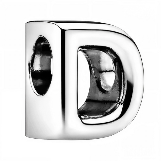 Personnalisez votre bracelet avec élégance grâce à ce charm en forme de lettre "D", réalisé en argent 925. Un bijou simple et raffiné, idéal pour exprimer votre personnalité ou offrir une attention symbolique à un être cher.