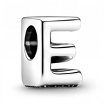 Personnalisez votre bracelet avec élégance grâce à ce charm en forme de lettre "E", réalisé en argent 925. Un bijou simple et raffiné, idéal pour exprimer votre personnalité ou offrir une attention symbolique à un être cher.