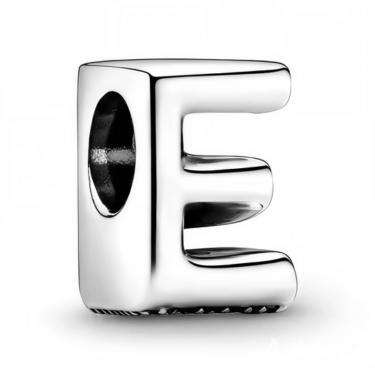 Personnalisez votre bracelet avec élégance grâce à ce charm en forme de lettre "E", réalisé en argent 925. Un bijou simple et raffiné, idéal pour exprimer votre personnalité ou offrir une attention symbolique à un être cher.
