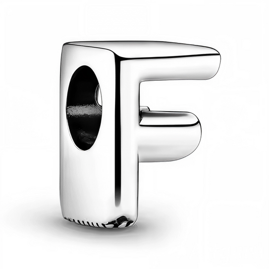 Personnalisez votre bracelet avec élégance grâce à ce charm en forme de lettre "F", réalisé en argent 925. Un bijou simple et raffiné, idéal pour exprimer votre personnalité ou offrir une attention symbolique à un être cher.