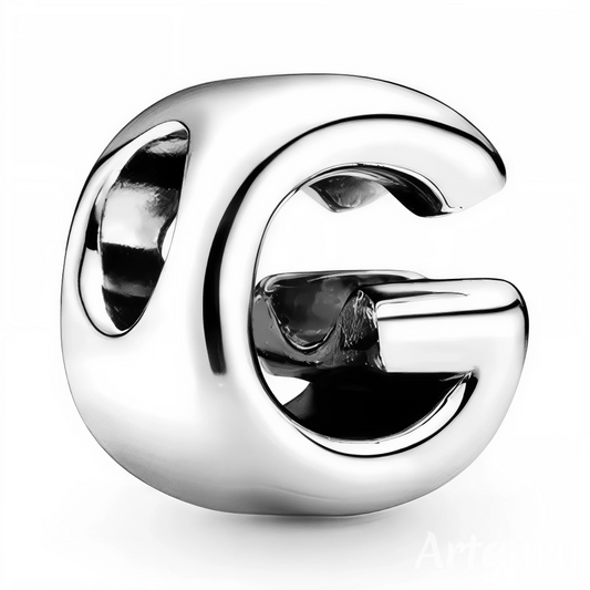 Personnalisez votre bracelet avec élégance grâce à ce charm en forme de lettre "G", réalisé en argent 925. Un bijou simple et raffiné, idéal pour exprimer votre personnalité ou offrir une attention symbolique à un être cher.