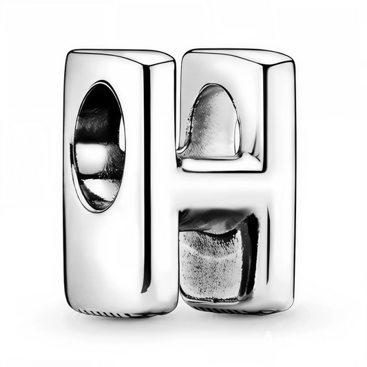 Personnalisez votre bracelet avec élégance grâce à ce charm en forme de lettre "H", réalisé en argent 925. Un bijou simple et raffiné, idéal pour exprimer votre personnalité ou offrir une attention symbolique à un être cher.