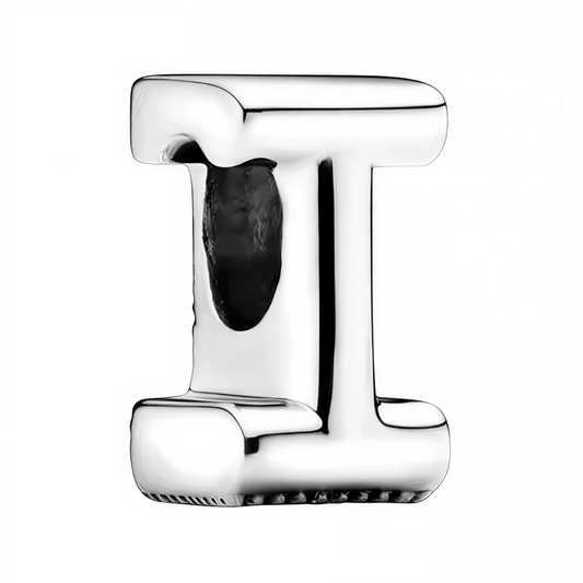 Personnalisez votre bracelet avec élégance grâce à ce charm en forme de lettre "I", réalisé en argent 925. Un bijou simple et raffiné, idéal pour exprimer votre personnalité ou offrir une attention symbolique à un être cher.