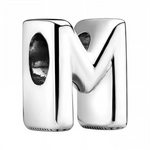 Personnalisez votre bracelet avec élégance grâce à ce charm en forme de lettre "M", réalisé en argent 925. Un bijou simple et raffiné, idéal pour exprimer votre personnalité ou offrir une attention symbolique à un être cher.