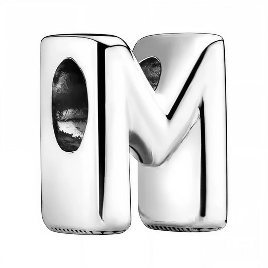 Personnalisez votre bracelet avec élégance grâce à ce charm en forme de lettre "M", réalisé en argent 925. Un bijou simple et raffiné, idéal pour exprimer votre personnalité ou offrir une attention symbolique à un être cher.