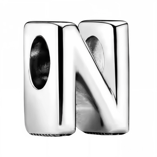 Personnalisez votre bracelet avec élégance grâce à ce charm en forme de lettre "N", réalisé en argent 925. Un bijou simple et raffiné, idéal pour exprimer votre personnalité ou offrir une attention symbolique à un être cher.