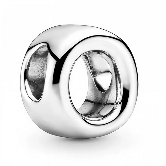Personnalisez votre bracelet avec élégance grâce à ce charm en forme de lettre "O", réalisé en argent 925. Un bijou simple et raffiné, idéal pour exprimer votre personnalité ou offrir une attention symbolique à un être cher.