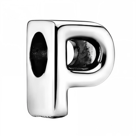Personnalisez votre bracelet avec élégance grâce à ce charm en forme de lettre "P", réalisé en argent 925. Un bijou simple et raffiné, idéal pour exprimer votre personnalité ou offrir une attention symbolique à un être cher.