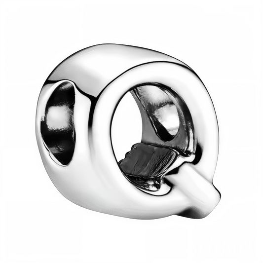 Personnalisez votre bracelet avec élégance grâce à ce charm en forme de lettre "Q", réalisé en argent 925. Un bijou simple et raffiné, idéal pour exprimer votre personnalité ou offrir une attention symbolique à un être cher.