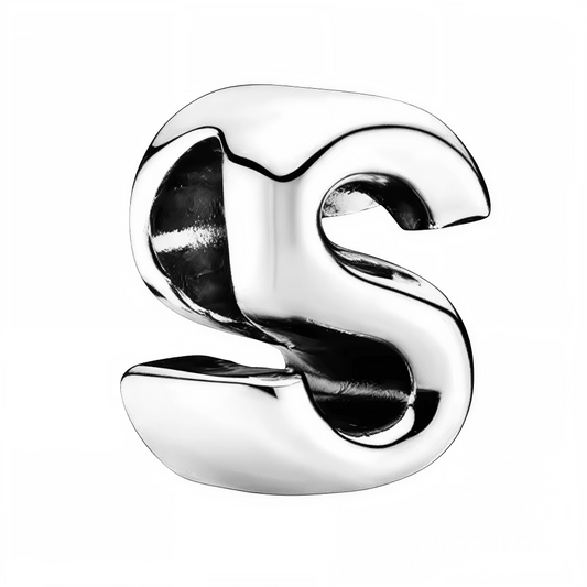 Personnalisez votre bracelet avec élégance grâce à ce charm en forme de lettre "S", réalisé en argent 925. Un bijou simple et raffiné, idéal pour exprimer votre personnalité ou offrir une attention symbolique à un être cher.