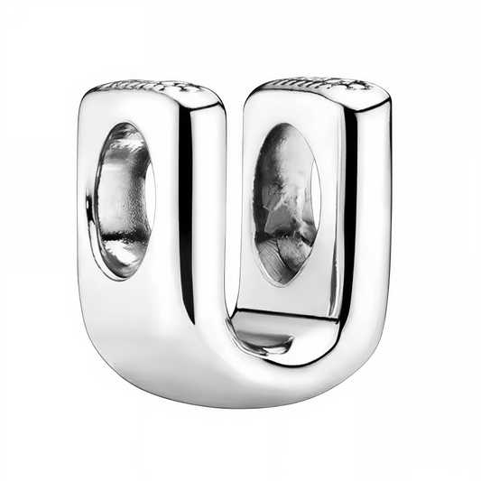 Personnalisez votre bracelet avec élégance grâce à ce charm en forme de lettre "U", réalisé en argent 925. Un bijou simple et raffiné, idéal pour exprimer votre personnalité ou offrir une attention symbolique à un être cher.