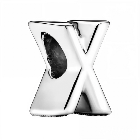 Personnalisez votre bracelet avec élégance grâce à ce charm en forme de lettre "X", réalisé en argent 925. Un bijou simple et raffiné, idéal pour exprimer votre personnalité ou offrir une attention symbolique à un être cher.
