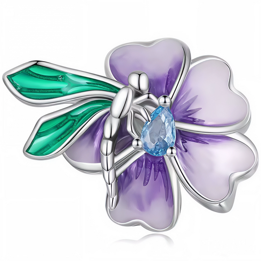 Un charm en Argent 925 représentant une libellule délicate posée sur une fleur violette. Parfait pour ajouter une touche printanière et poétique à votre bracelet.

Caractéristiques
– Matière : Argent 925
– Design : Libellule sur fleur violette
– Style : Féminin, délicat et poétique