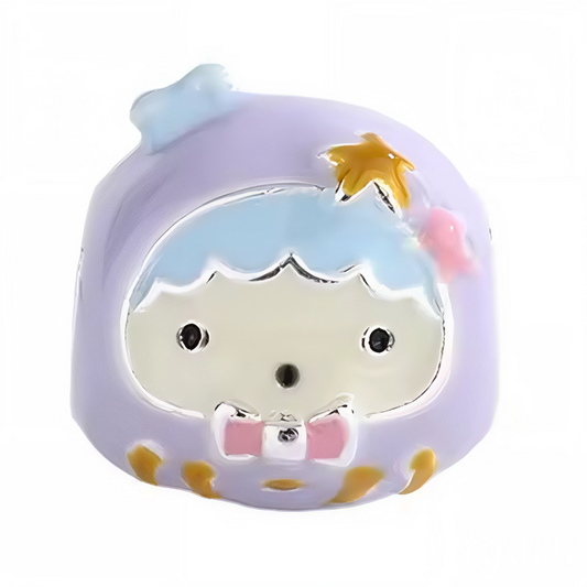 Apportez une touche de douceur céleste à votre collection avec ce charm en Argent 925 représentant Kiki, le petit garçon des Little Twin Stars. Un bijou raffiné et adorable, parfait pour les fans de l’univers kawaii et féerique.

Caractéristiques
– Matière : Argent 925
– Design : Kiki finement détaillé
– Coloris : Argenté avec touches colorées douces
– Style : Kawaii, féerique et charmant