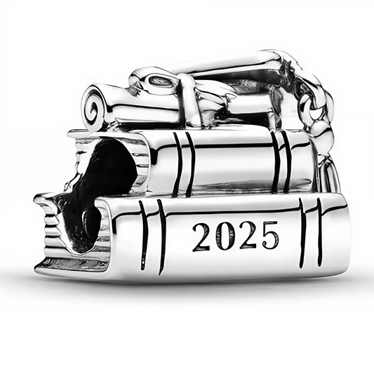 Pour les amoureux du savoir et les passionnés d’apprentissage, ce charm non pendentif représente une pile de livres minutieusement détaillée, avec l’inscription "2025" gravée sur la tranche. En argent 925, c’est le bijou idéal pour célébrer la fin d’un chapitre scolaire et le début d’un nouveau voyage intellectuel.