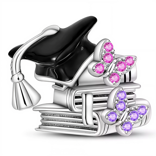 Célébrez la métamorphose que représente la fin des études avec ce charm non pendentif raffiné, illustrant une pile de livres surmontée d’un papillon rose délicat et d’un chapeau de diplômé. Ce bijou en argent 925 symbolise la croissance, la connaissance et l’envol vers de nouveaux horizons.