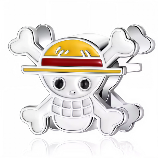 Affichez votre passion pour l’aventure avec ce charm inspiré du célèbre logo de One Piece. En argent 925, il reprend fidèlement le Jolly Roger de Luffy, avec le crâne souriant coiffé d’un chapeau de paille et les os croisés en arrière-plan. Un bijou audacieux pour les vrais pirates de cœur, symbole de liberté, d’amitié et de quête sans fin.