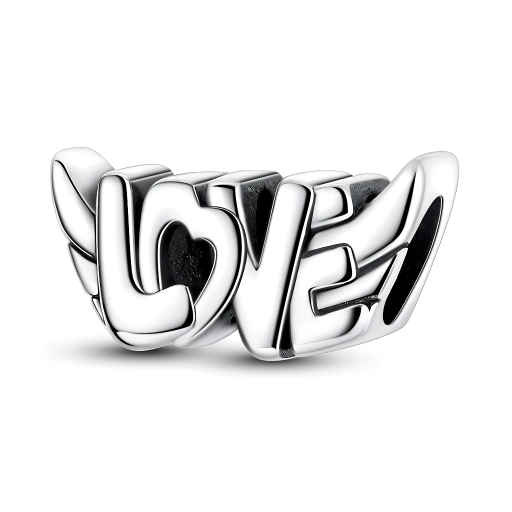 La pièce est réalisée en argent sterling poli, avec un perçage horizontal qui permet de la faire glisser sur un bracelet ou un collier à charms. Les ailes symbolisent un amour qui s’élève et se libère, ce qui en fait un charm idéal pour exprimer affection, liberté et légèreté au poignet.