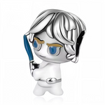 Incarnez l’espoir de la galaxie avec ce charm en argent 925 représentant Luke Skywalker, sabre laser en main, prêt à affronter le côté obscur. De la ferme de Tatooine aux batailles spatiales, ce bijou rend hommage au parcours légendaire du Jedi qui a changé le destin des étoiles. Une pièce incontournable pour tout fan de la saga intergalactique.
