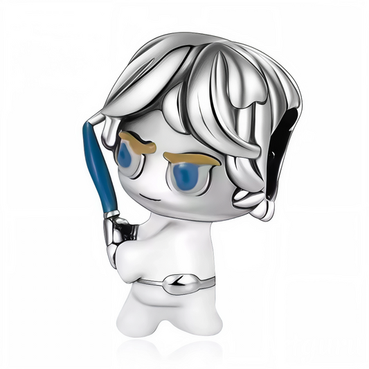 Incarnez l’espoir de la galaxie avec ce charm en argent 925 représentant Luke Skywalker, sabre laser en main, prêt à affronter le côté obscur. De la ferme de Tatooine aux batailles spatiales, ce bijou rend hommage au parcours légendaire du Jedi qui a changé le destin des étoiles. Une pièce incontournable pour tout fan de la saga intergalactique.