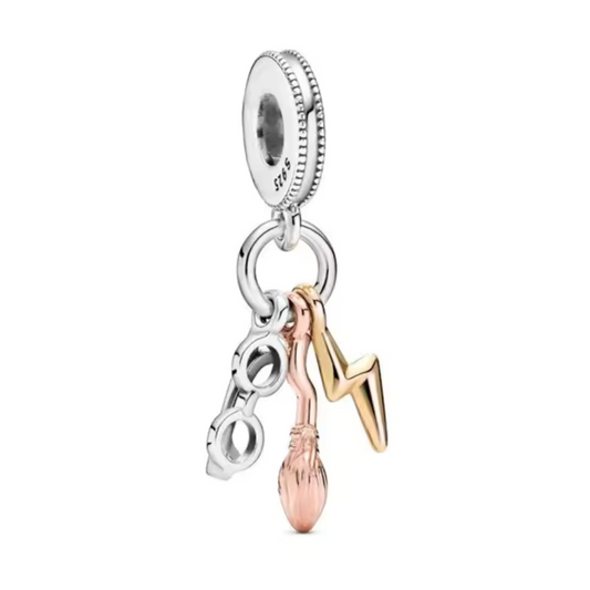 Ajoutez une touche de magie et d'aventure à votre collection avec ce charm unique qui combine les lunettes emblématiques de Harry Potter, sa Nimbus 2000, et sa célèbre cicatrice en forme d'éclair. Fabriqué en argent sterling 925, ce charm de haute qualité est compatible avec tous les bracelets Pandora, vous permettant de porter avec vous des symboles clés de l'univers de Harry Potter. Parfait pour les fans de la saga, ce charm capture les détails essentiels de ces objets iconiques, ajoutant une note d'histo