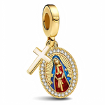 Ce charm pendant argent 925 se compose d’un médaillon ovale religieux richement détaillé, accompagné d’une croix lisse suspendue à côté. Le médaillon est bordé d’un halo de petits cristaux transparents, tandis qu’au centre se trouve une silhouette sacrée colorée en rouge, bleu et or, entourée de fins rayons dorés.

Caractéristiques :

Matière : Argent 925 avec émail coloré rouge, bleu et ivoire sur la figure centrale, serti de cristaux synthétiques transparents autour du médaillon.
Design : Charm pendant do