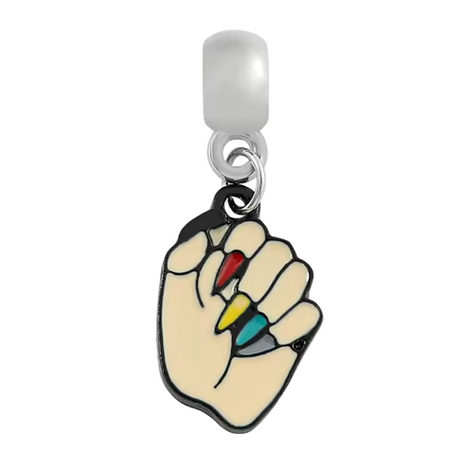 Inspiré du style éclatant d’Enid Sinclair dans la série Mercredi, ce charm représente une main délicatement sculptée avec des ongles multicolores, symbole de joie, d’expression personnelle et de confiance en soi. En argent 925, ce bijou plein de peps incarne l’optimisme et la force douce d’un personnage aussi pétillant qu’inoubliable.