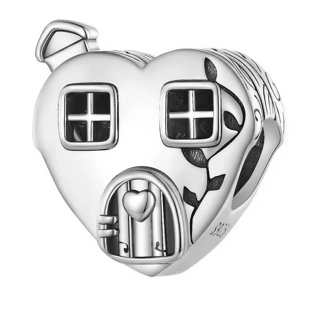 Créez un refuge d’amour avec ce charm en forme de maison façonnée comme un cœur. Ce bijou délicat, évoquant la chaleur et l’affection d’un foyer aimant, est parfait pour ceux qui chérissent les liens familiaux et l’idée d’un chez-soi.