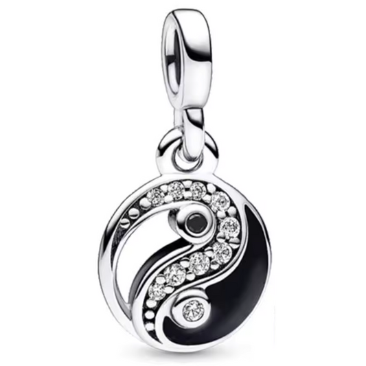 Mini breloque en Argent 925 représentant le symbole du Yin et Yang. Équipée d’un petit anneau,&nbsp; convient parfaitement pour un collier ou un bracelet fin.

Caractéristiques

– Argent 925
– Symbole Yin et Yang
– Petit anneau&nbsp;
– Idéal pour colliers, bracelets fins ou boucles d’oreilles