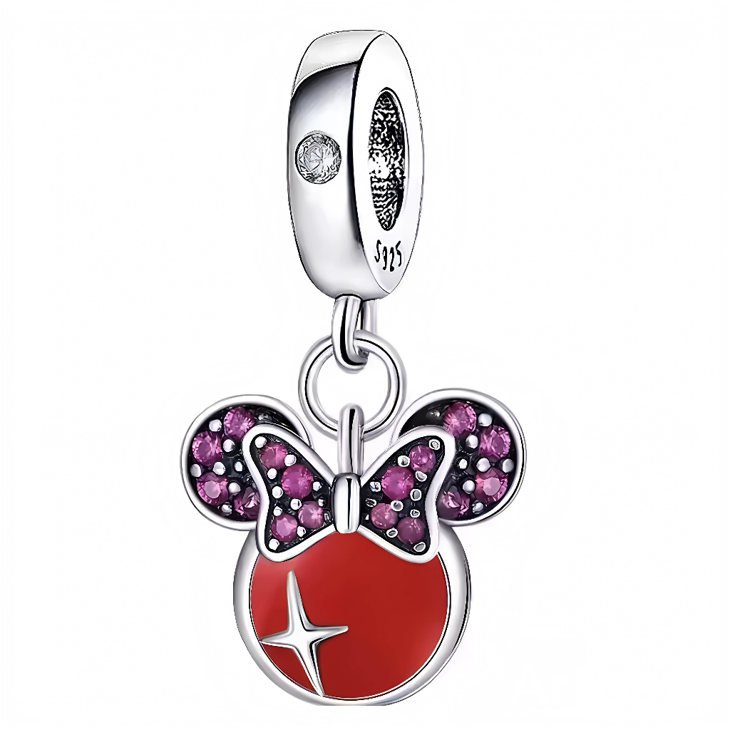 Ajoutez une touche de charme et de féminité à votre bracelet avec le Charm Minnie, délicatement façonné en argent 925. Ce charm représente Minnie Mouse, la célèbre icône de l'optimisme et de la joie, avec ses adorables oreilles et son nœud emblématique. Son design unique incarne l'esprit espiègle, la douceur et la magie de Disney, tout en apportant une touche ludique et élégante à vos bijoux.