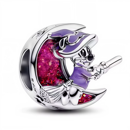 Apportez une touche mystérieuse et enchantée à votre collection avec ce charm en Argent 925 (S925), représentant Minnie en costume de sorcière tenant un croissant de lune. Un bijou magique et élégant parfait pour sublimer vos bracelets et colliers avec une ambiance mystique Disney.

Caractéristiques
– Matière : Argent 925 (S925).
– Design : Minnie en sorcière avec croissant de lune détaillé.
– Coloris : Argenté brillant avec détails fins.
– Compatibilité : Convient aux bracelets à charms type Pandora et col