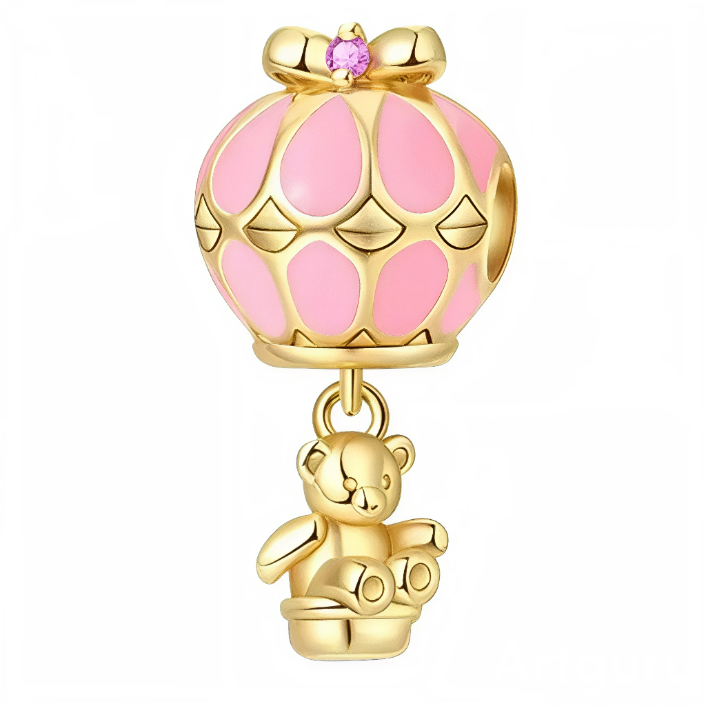 Ce charm pendant plaqué or prend la forme d’une montgolfière rose pastel, ornée de motifs en relief dorés qui dessinent des pétales tout autour du ballon. Le sommet est décoré d’un petit nœud doré serti d’un cristal rose brillant, et, sous la nacelle, est suspendu un adorable ourson doré assis, donnant l’impression de voyager dans le ballon.

Caractéristiques :

-Matière : Argent 925 avec émail rose lisse sur le ballon et cristal synthétique rose au sommet.
-Design : Charm pendant en forme de montgolfière 3