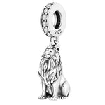 Rendez hommage au majestueux Mufasa avec ce charm unique inspiré de Le Roi Lion. Symbole de sagesse et de courage, ce charm délicatement sculpté capture l'esprit noble de ce personnage emblématique, parfait pour les fans du film et de l'univers de la savane.