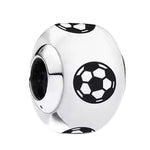 Apporte une touche sportive et élégante à ton bracelet avec ce charm Murano Football. Confectionné en verre de Murano blanc laiteux avec un cœur en argent, il met en valeur un ballon de football noir au design net et moderne. Un charm original et raffiné, parfait pour les fans de football et des bijoux au style à la fois doux et dynamique.

Caractéristiques :

- Matière : Verre de Murano avec cœur en argent 925.
- Design : Ballon de football noir sur fond blanc laiteux.
- Dimensions : Taille délicate et con