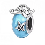 Ce charm en argent 925 (S925) intègre verre de Murano bleu profond avec tortue marine flottante aux motifs écailleux et reflets irisés. Il symbolise sagesse millénaire, sérénité océanique et artisanat vénitien authentique.

Caractéristiques :&nbsp;

Matière : Argent 925 (S925) avec verre Murano bleu soufflé main, carapace texturée réaliste.
Design : Tortue nageuse encapsulée, bulles internes, monture ciselée inspirée fonds marins.
Compatibilité : Compatible avec les bracelets à charms standards (type Pandor