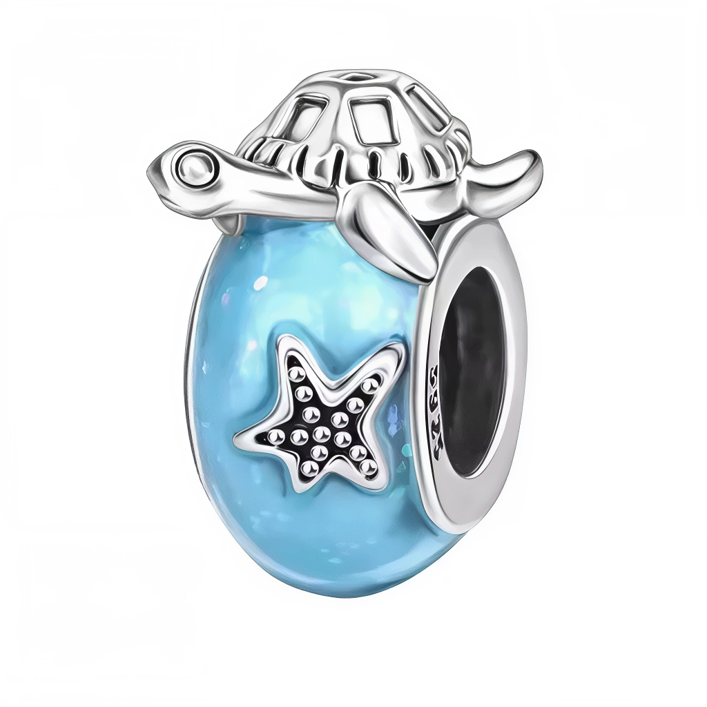 Ce charm en argent 925 (S925) intègre verre de Murano bleu profond avec tortue marine flottante aux motifs écailleux et reflets irisés. Il symbolise sagesse millénaire, sérénité océanique et artisanat vénitien authentique.

Caractéristiques :&nbsp;

Matière : Argent 925 (S925) avec verre Murano bleu soufflé main, carapace texturée réaliste.
Design : Tortue nageuse encapsulée, bulles internes, monture ciselée inspirée fonds marins.
Compatibilité : Compatible avec les bracelets à charms standards (type Pandor
