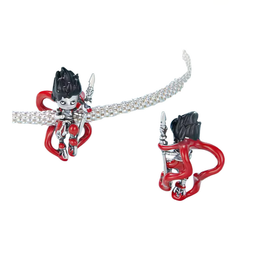 Inspiré du célèbre héros de la mythologie chinoise et des adaptations en anime, ce charm à l’effigie de Nezha incarne puissance et bravoure. Réalisé en argent 925, il allie symbolisme et détail soigné pour un bijou chargé d’histoire et de caractère. Parfait pour les passionnés de légendes et de culture asiatique.