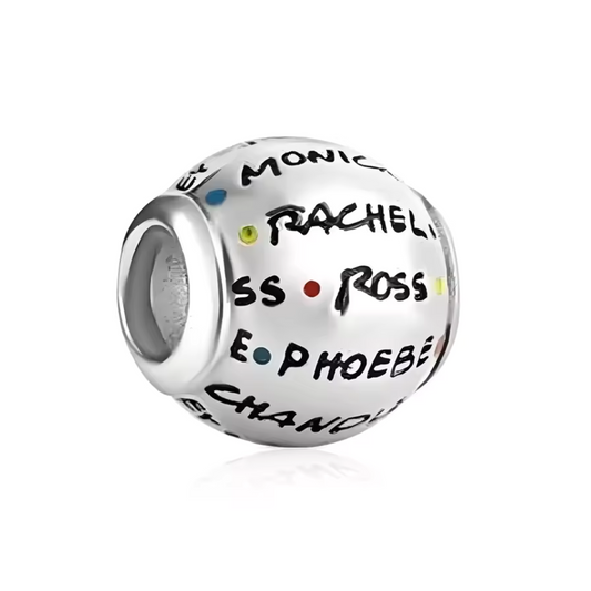 Ajoutez une touche nostalgique et amusante à votre collection avec ce charm unique Friends – Noms des Personnages ! Conçu en argent 925, ce charm présente les noms des célèbres personnages de la série Friends, gravés de manière élégante. Ce design est parfait pour les fans de la série qui veulent garder un souvenir des moments inoubliables passés avec Ross, Rachel, Monica, Chandler, Joey et Phoebe.